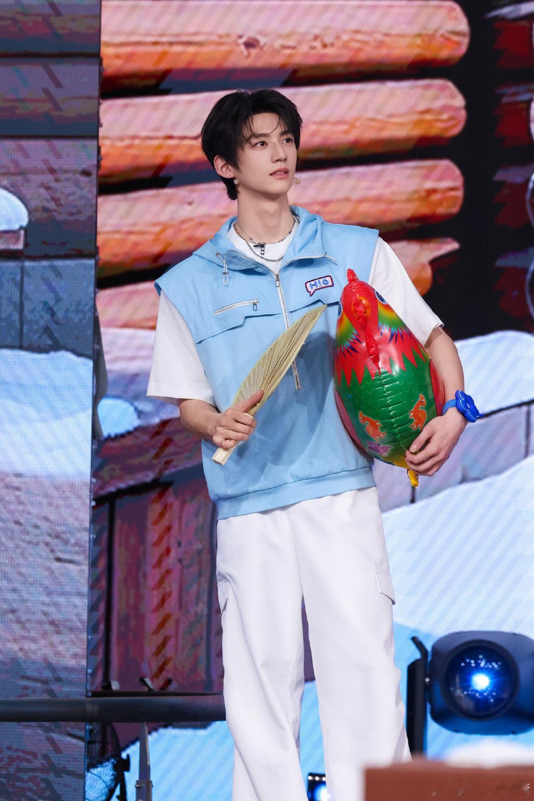 赖伟明谁教你这么乱用五官的 上一秒还是气质清冷、氛围感满满的帅哥，下一秒表情管理