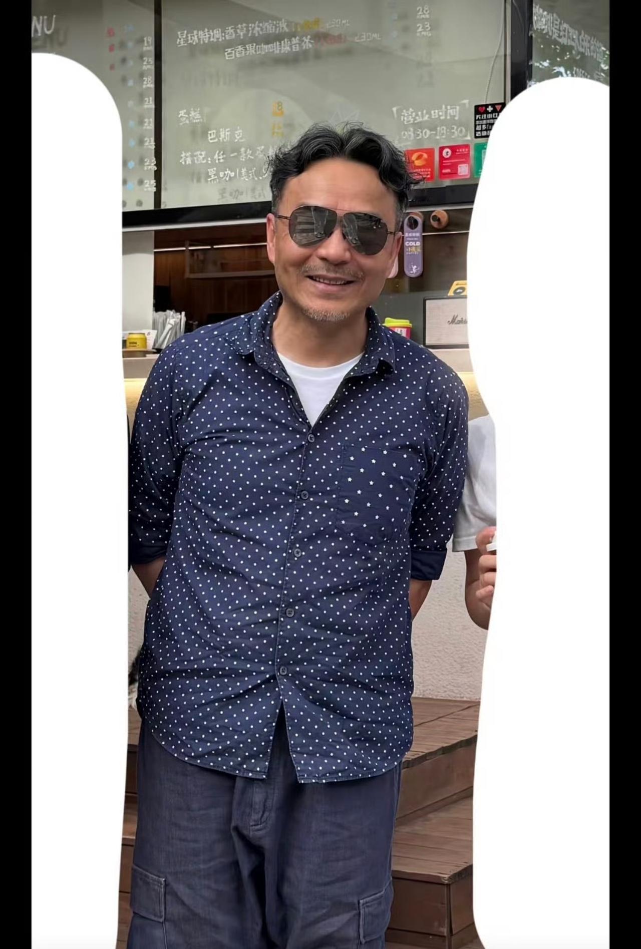 汪涵刚发声明退出《监狱来的妈妈》出品人，转头就在长沙咖啡店门口被拍到。满头白发，
