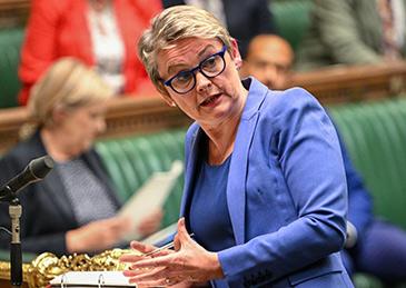 伊朗发射导弹后，英国急了：我们和美以不一样
据英国《卫报》3月21日报道，英国外