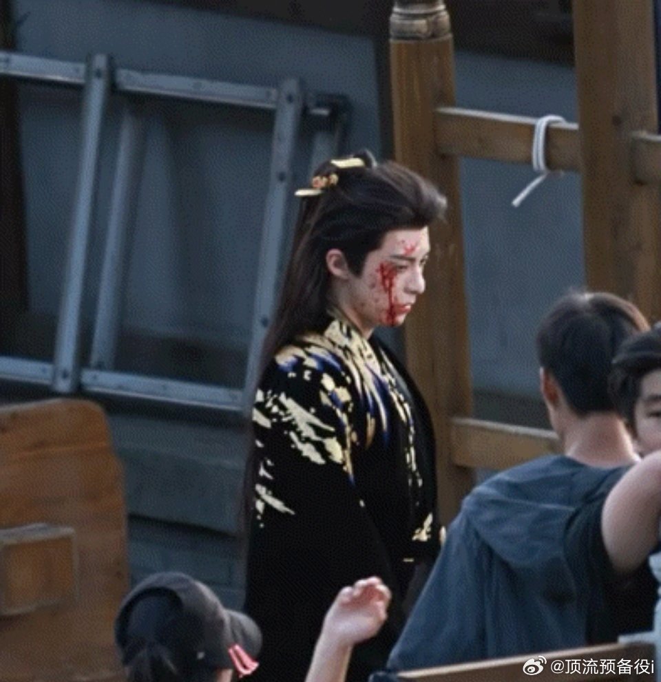 啊妈呀这个王鹤棣咸鱼飞升路透……战损妆+坚毅眼神，感觉信念感超强穿透屏幕了 ​​