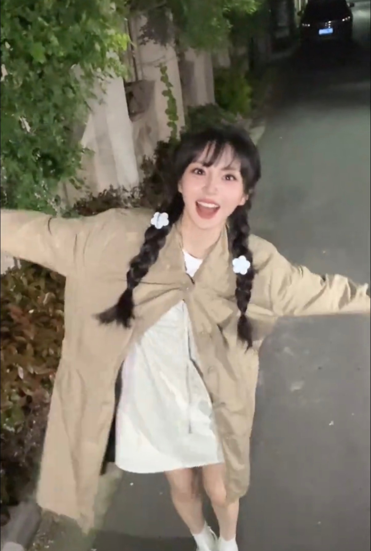 田曦薇你笑起来真的很甜 回眸一笑直击心底，灵动俏皮氛围感拉满，谁能拒绝这份温柔甜
