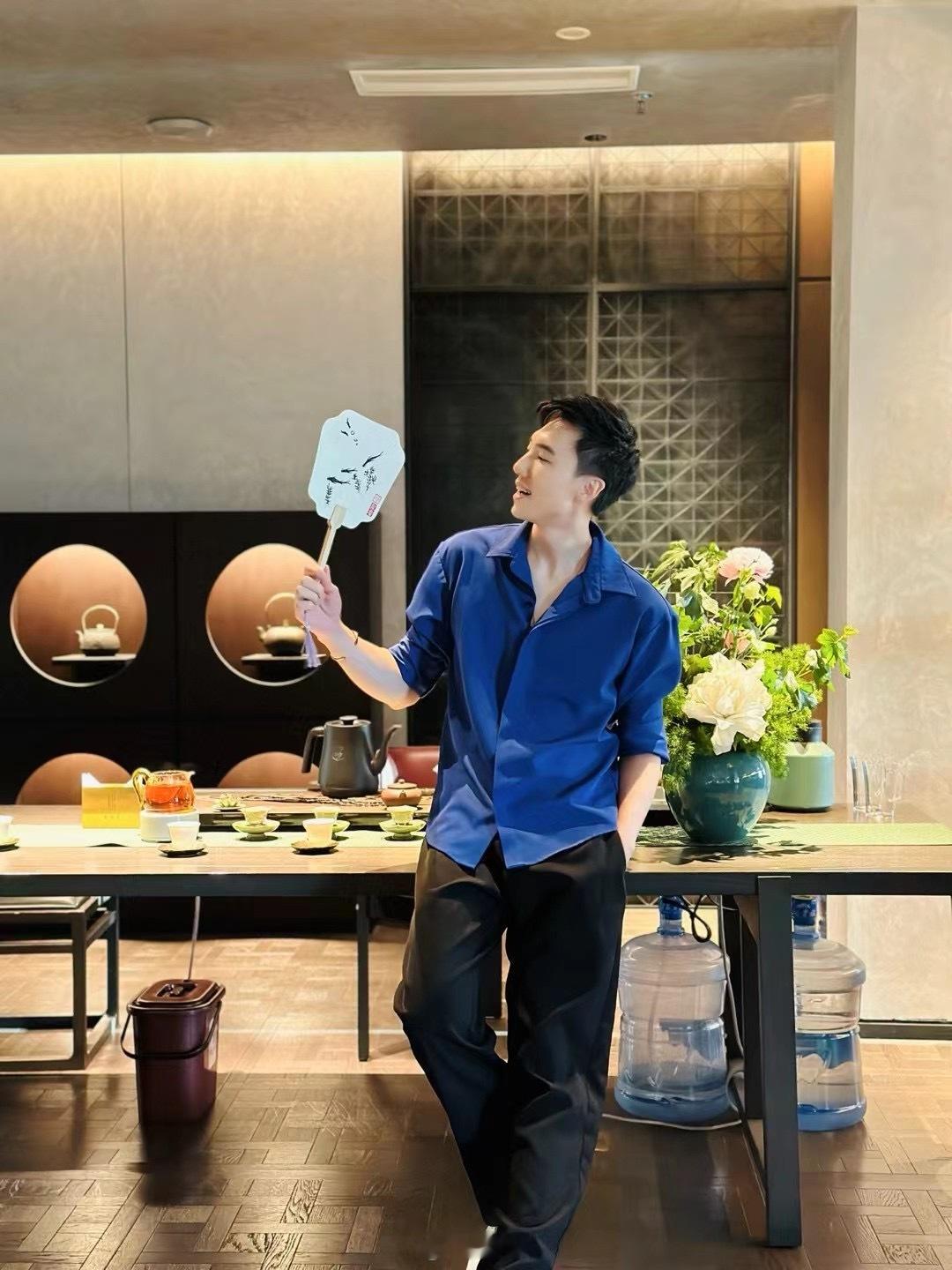 唐风荷韵，吃饭前的DIY手工时光，给自己画上几尾鱼、另一面空着留给餐桌上的铁线蕨