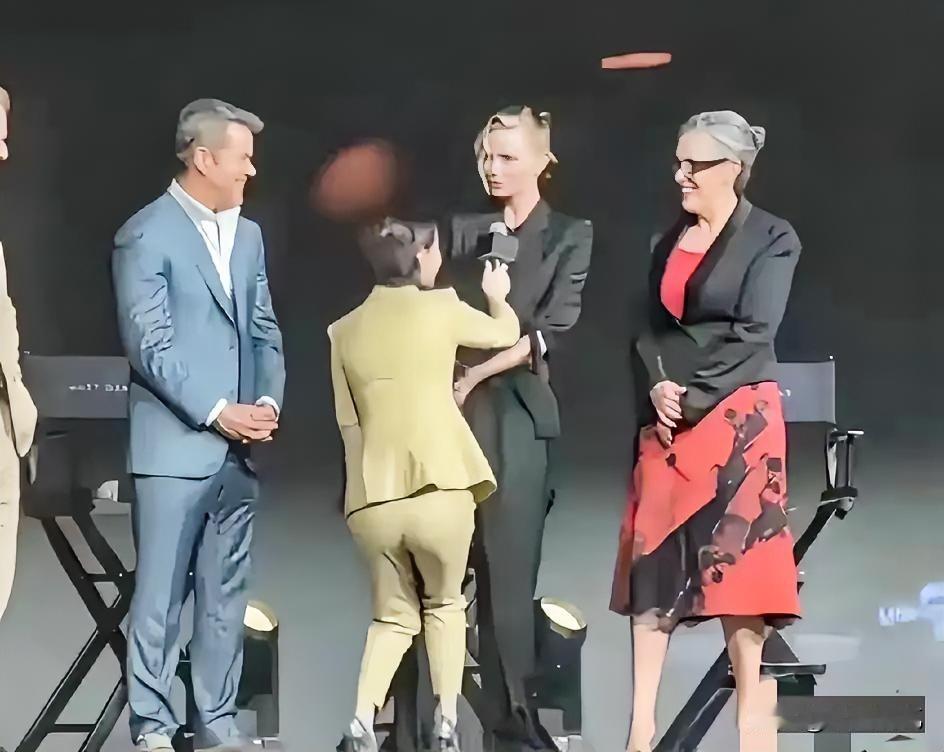主持人半蹲式的采访，这一幕看着真暖心！
美国电影来北京宣传，这个细心的主持人，主