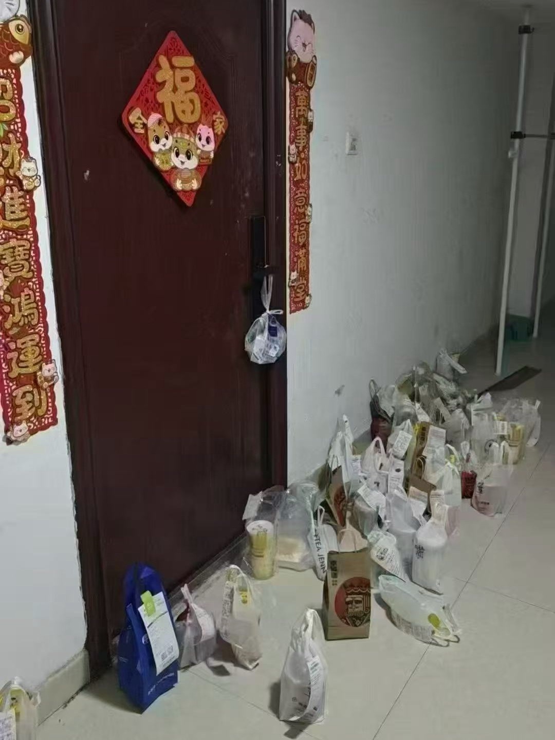 谁人缘这么好，都上赶着送茶惹🥤 ​​​