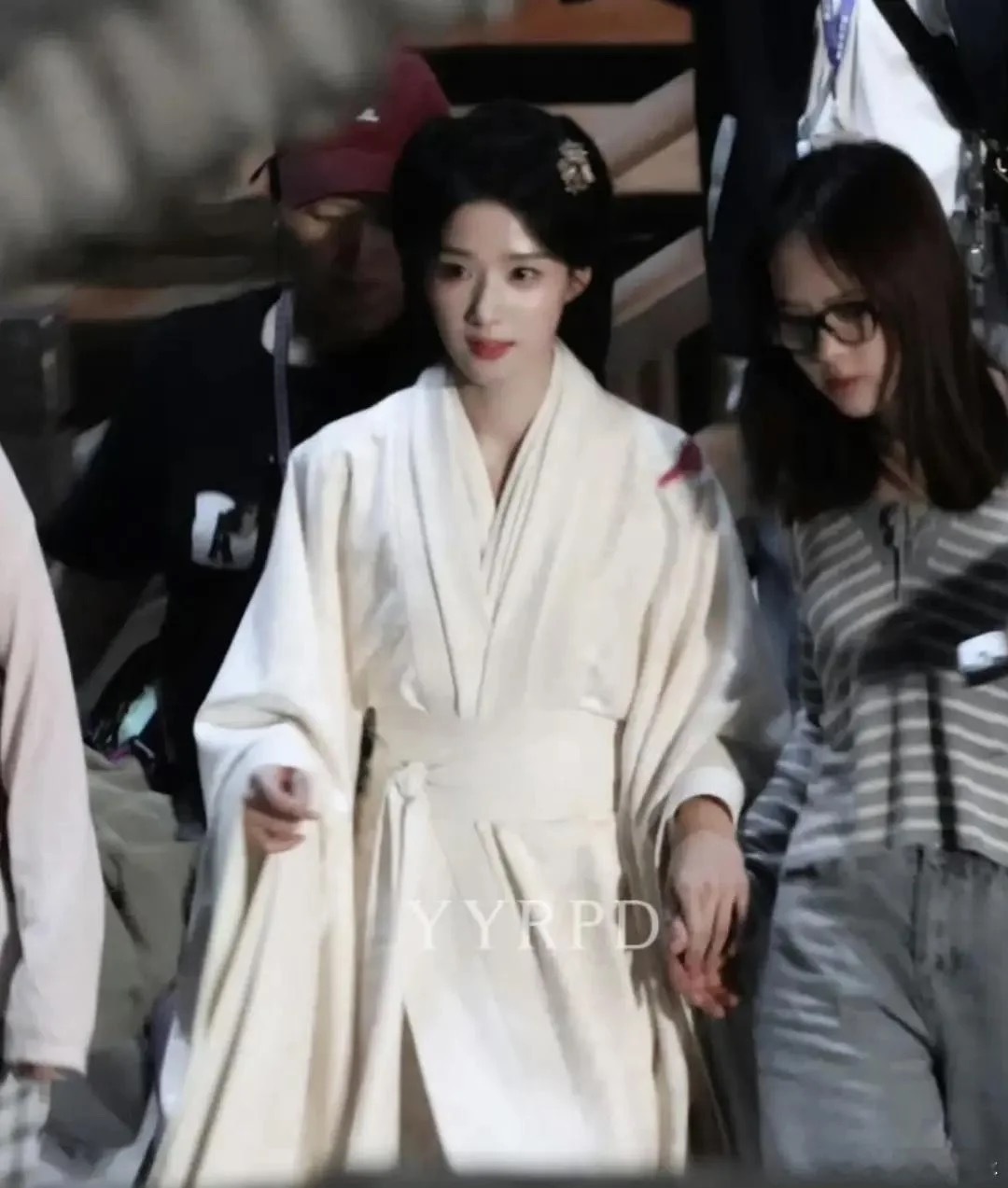 卢昱晓这妆造给人一种刘亦菲当年演小龙女的感觉 ​​​