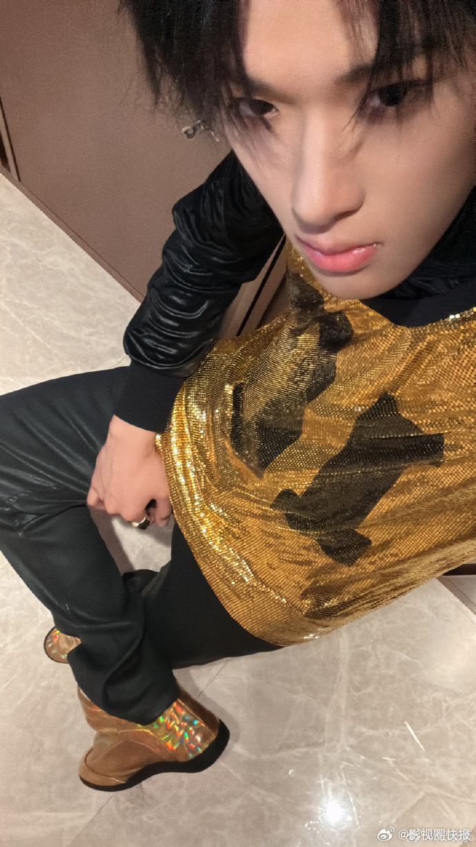 张峻豪未公开2010时期照片 看到2010时期未公开照片瞬间被戳中，张峻豪在专辑