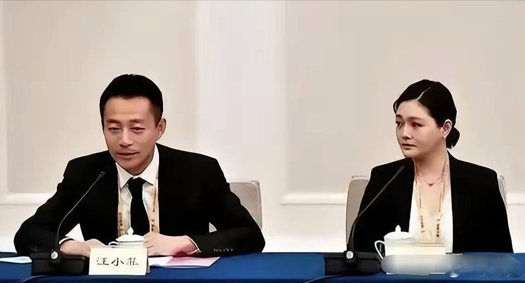 大S深情凝望汪小菲，这一别竟是永远！网友说: 他们彼此放不下，是故意怄气，大S故