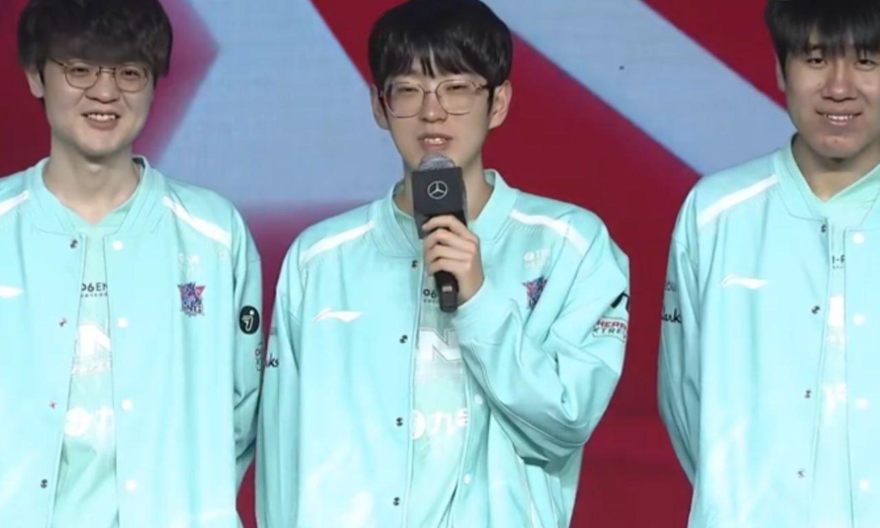 #Scout说不会韩语# 昨晚的赛后采访环，节粉丝请 Scout用韩文祝他毕业快