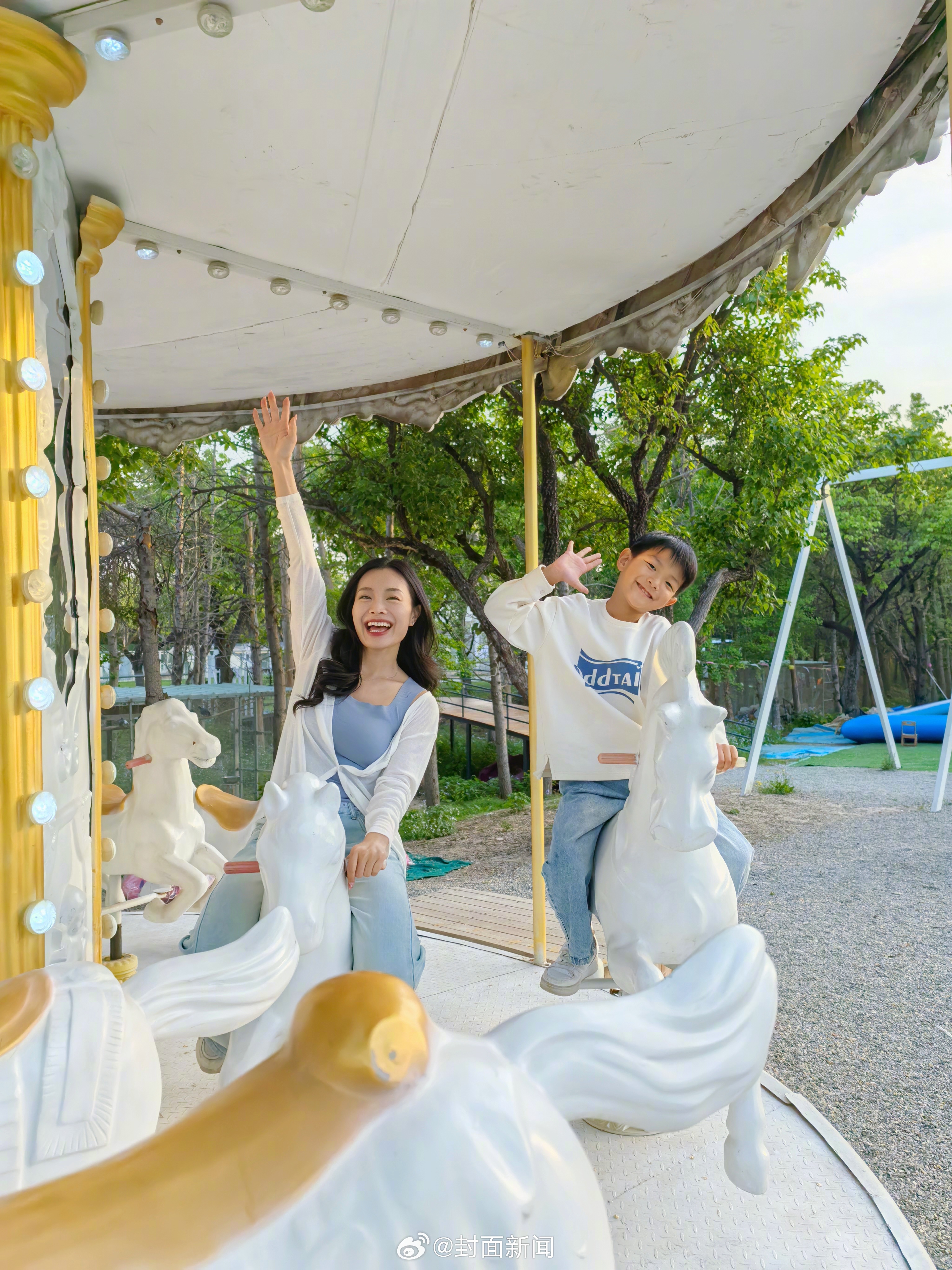 【当代母爱新表达，#这届妈妈是懂带娃的#】谁说妈妈总是严肃认真？她们的内心同样藏