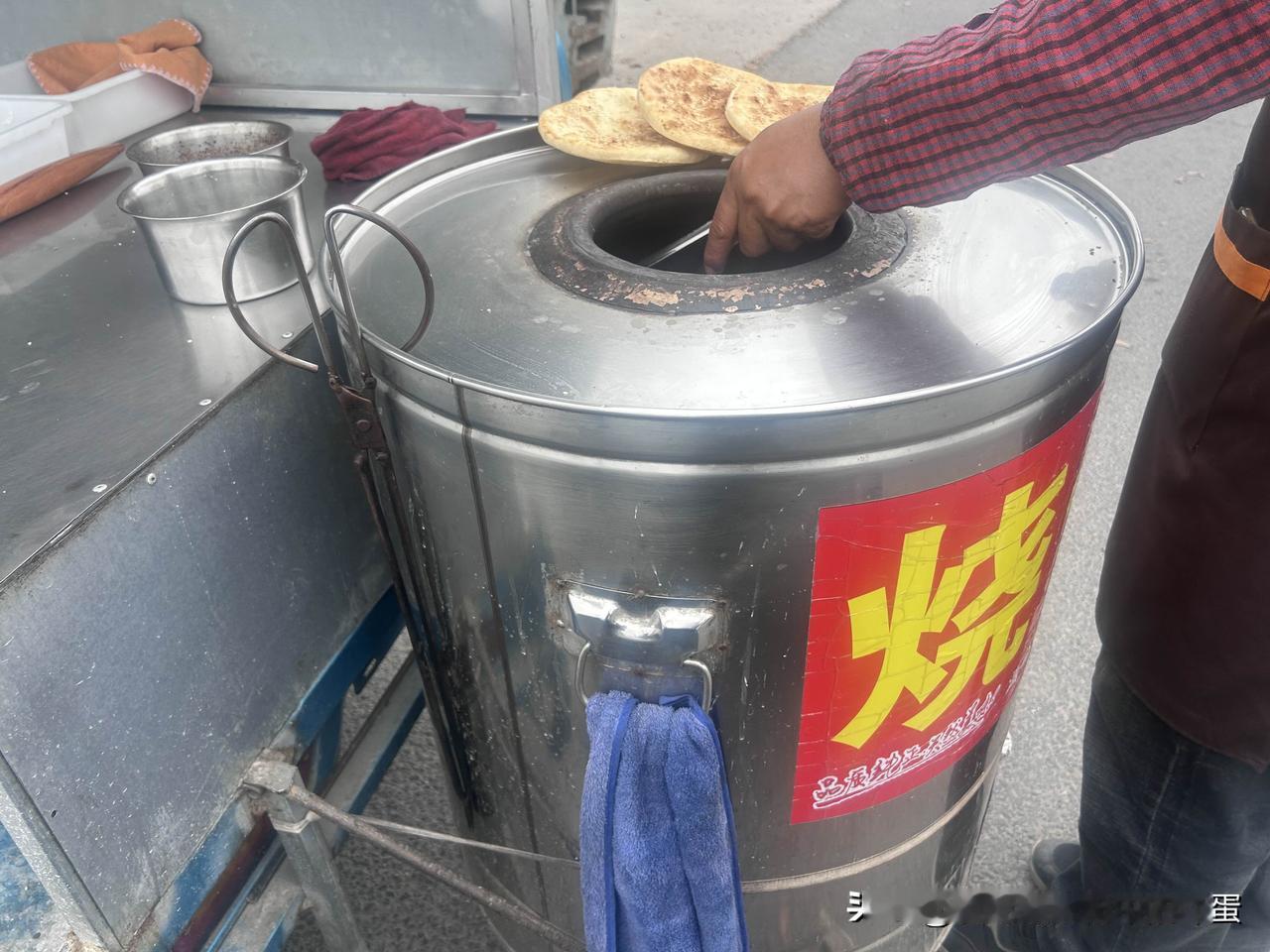 这烧饼两块钱一个，贵不贵确实得视情况而定。有对夫妻卖的特色烧饼，同样卖两块一个，