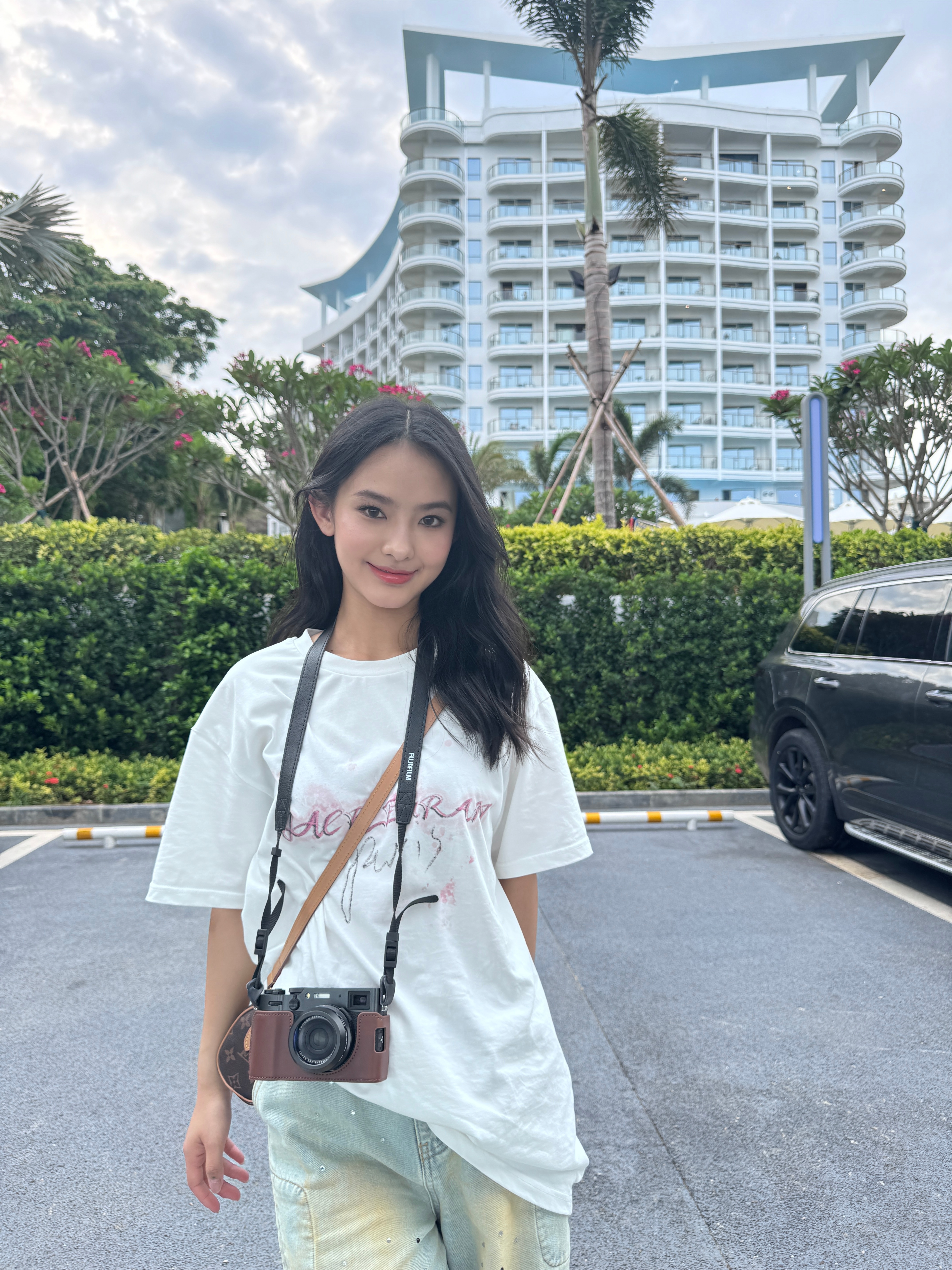 唠个嗑！最近逛街经常能发现很多女孩子包包上会挂一个“可以找我借卫生巾”的挂件，说