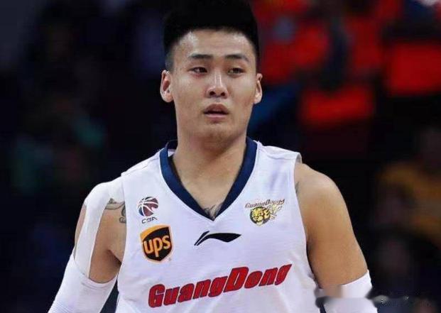 不知道大家发没发现，新疆男篮的赛季首战，赵睿虽然顶薪加盟球队，而且还是国字号球队