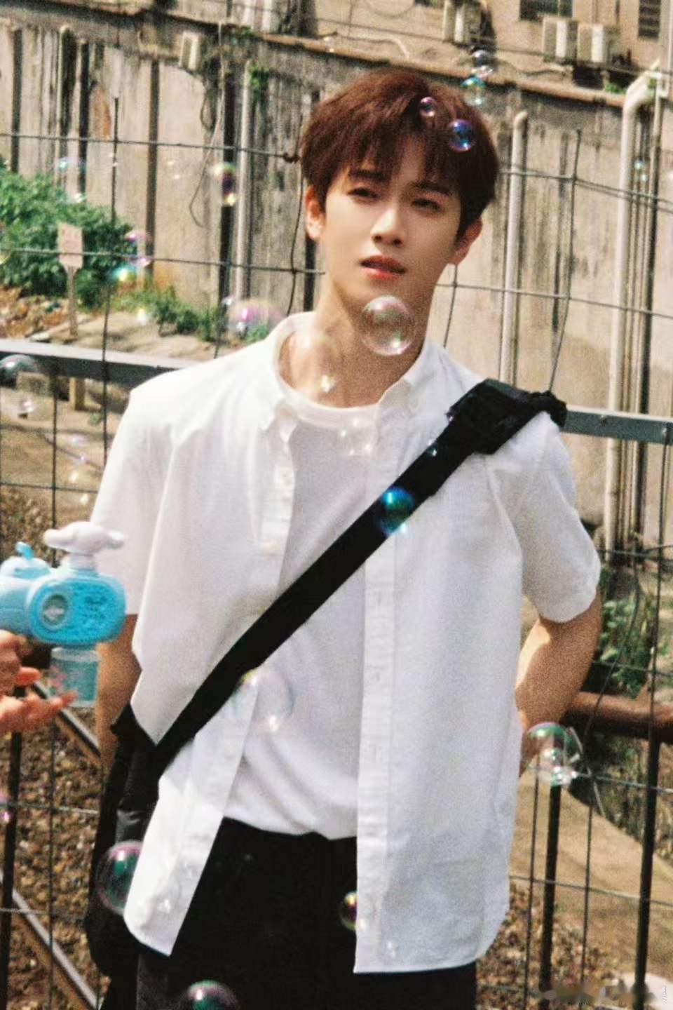 李昀锐帅成这样没轻没重的李昀锐懂自己在帅什么 精准拿捏帅气氛围感，雨幕之中缓步前