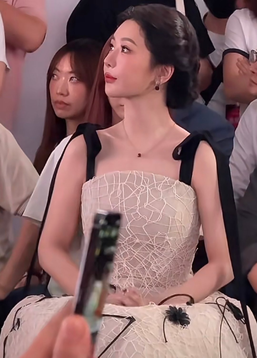 杨紫肉眼可见瘦了好多杨紫这锁骨好漂亮啊啊啊啊啊杨紫好漂亮的锁骨啊 