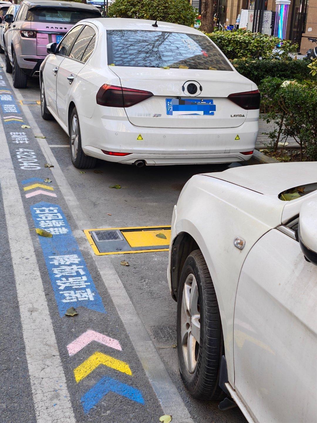 自从路边安装了电子升降计费装置，车主们很有默契的绕开了计费。