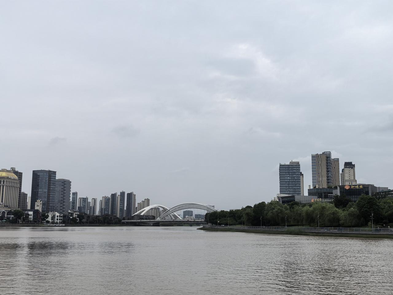 让我们宁波人又爱又恨的“梅雨季”来了
      清晨醒来，我打开窗，外面蒙蒙细