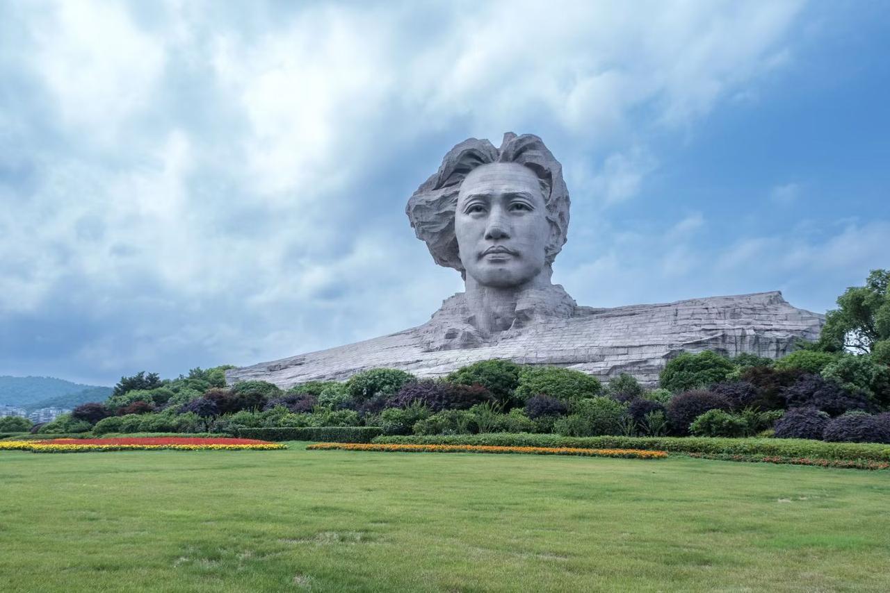 32 米，代表着这是正值 32 岁青年时期的毛主席；雕塑的脖颈处有条“霸蛮筋”，