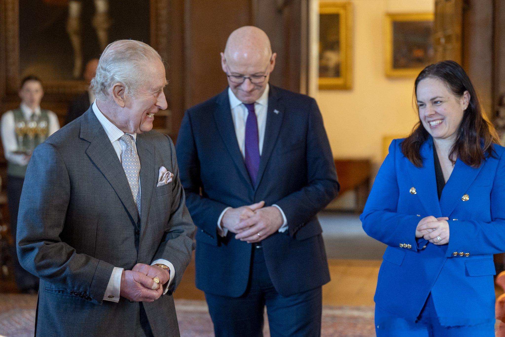 查尔斯三世国王 【news】查尔斯国王在首席-部-长JohnSwinney 陪同