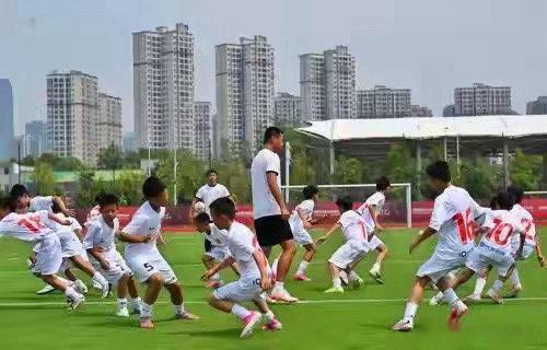 重庆足球小将背后的青训力量 铜梁龙俱乐部青训体系迎来首个国际冠军，重庆小将在欧洲