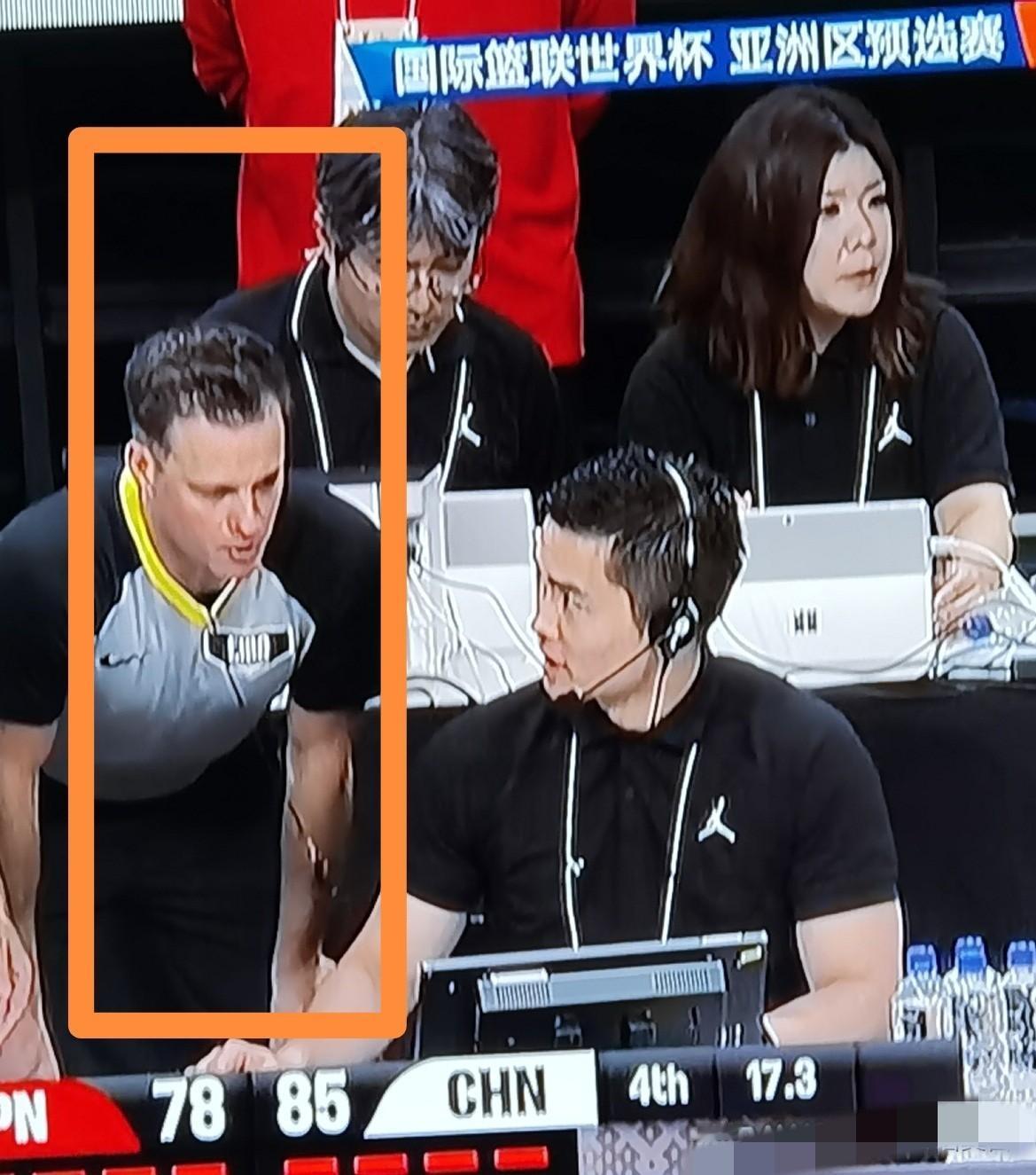 外国裁判现在估计心里不是滋味。

他们怎么也不会想到，

自己吹罚的比赛，中国队