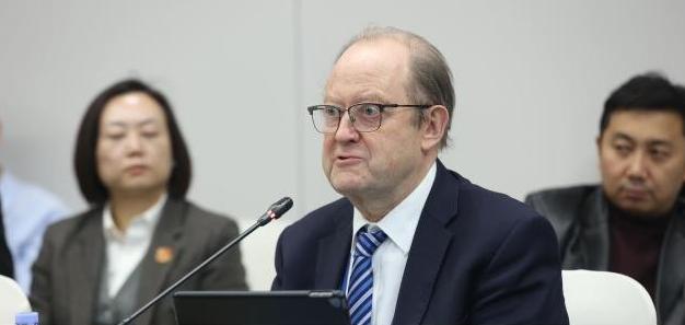 别天真了，美国不动手绝不是因为心善！英国专家最近捅破了一层窗户纸，听完让人后背发