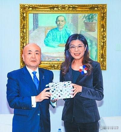 郑丽文捐款100万给日本人？
赖清德等人捐了20万
卢秀燕捐了10万
为了日本熊