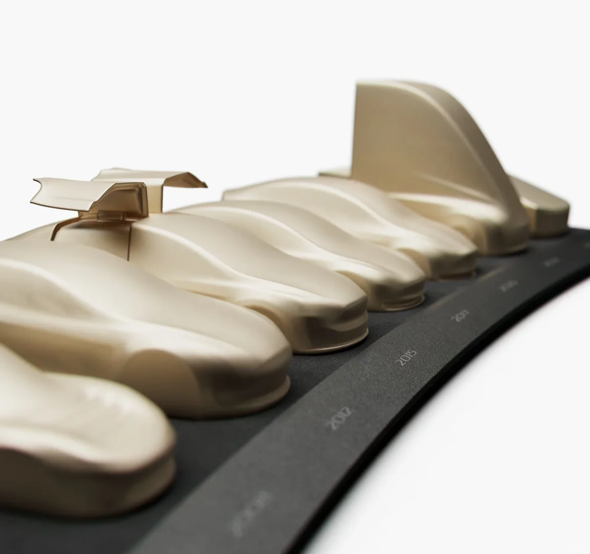 特斯拉新闻：特斯拉推出了 20 周年纪念款 Speedform 套装...