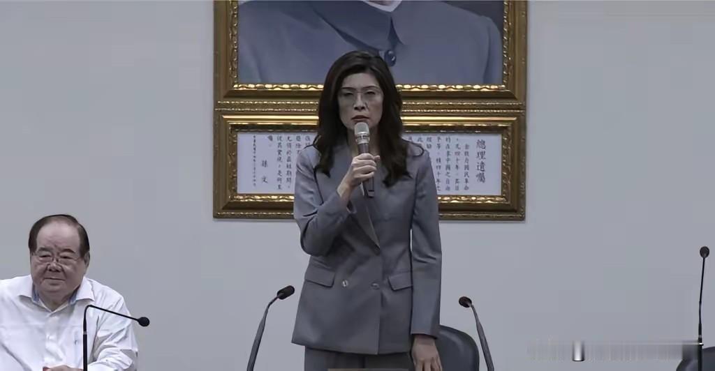 台湾岛内此次劣质油品食品安全风波事件，直击岛内民众日常餐桌食品安全底线，岛内民众
