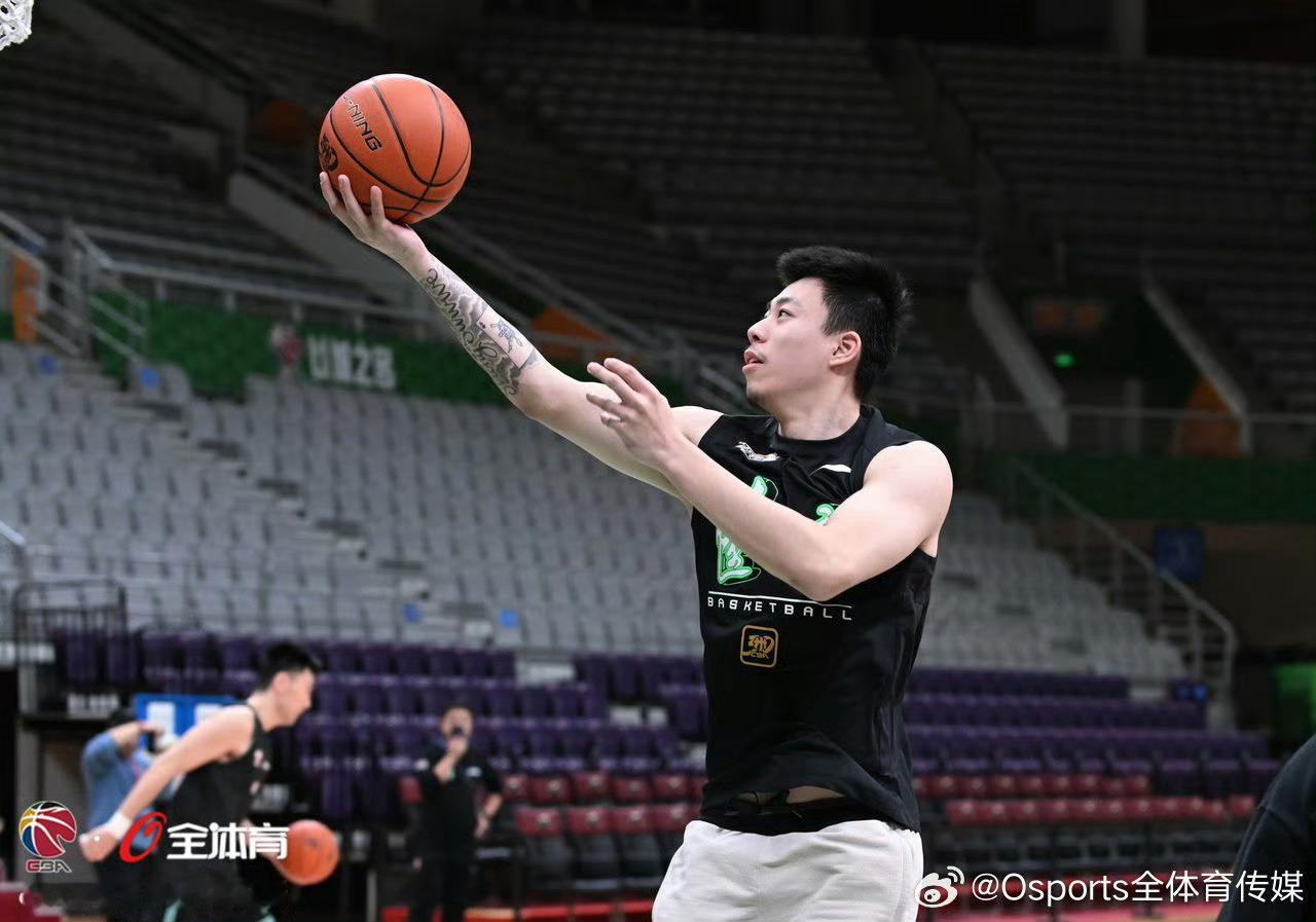 张镇麟[超话]   上午踩场训练结束后主教练杨导接受采访表示：张镇麟今晚将复出 
