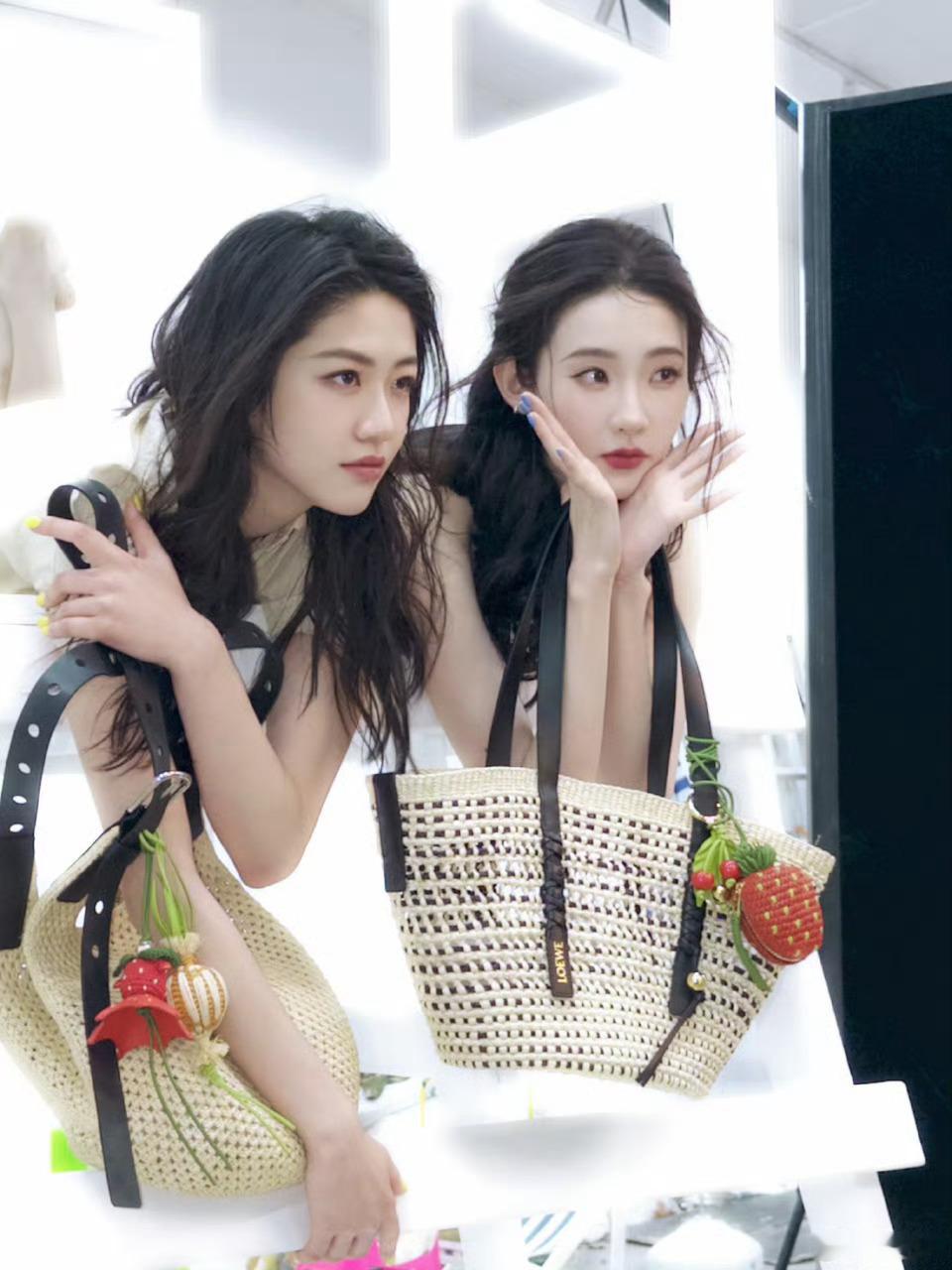 张艺凡向涵之亲了 这哪里是拍杂志，分明是“不喝中药”的甜蜜暴击😳 妹妹搂脸亲上