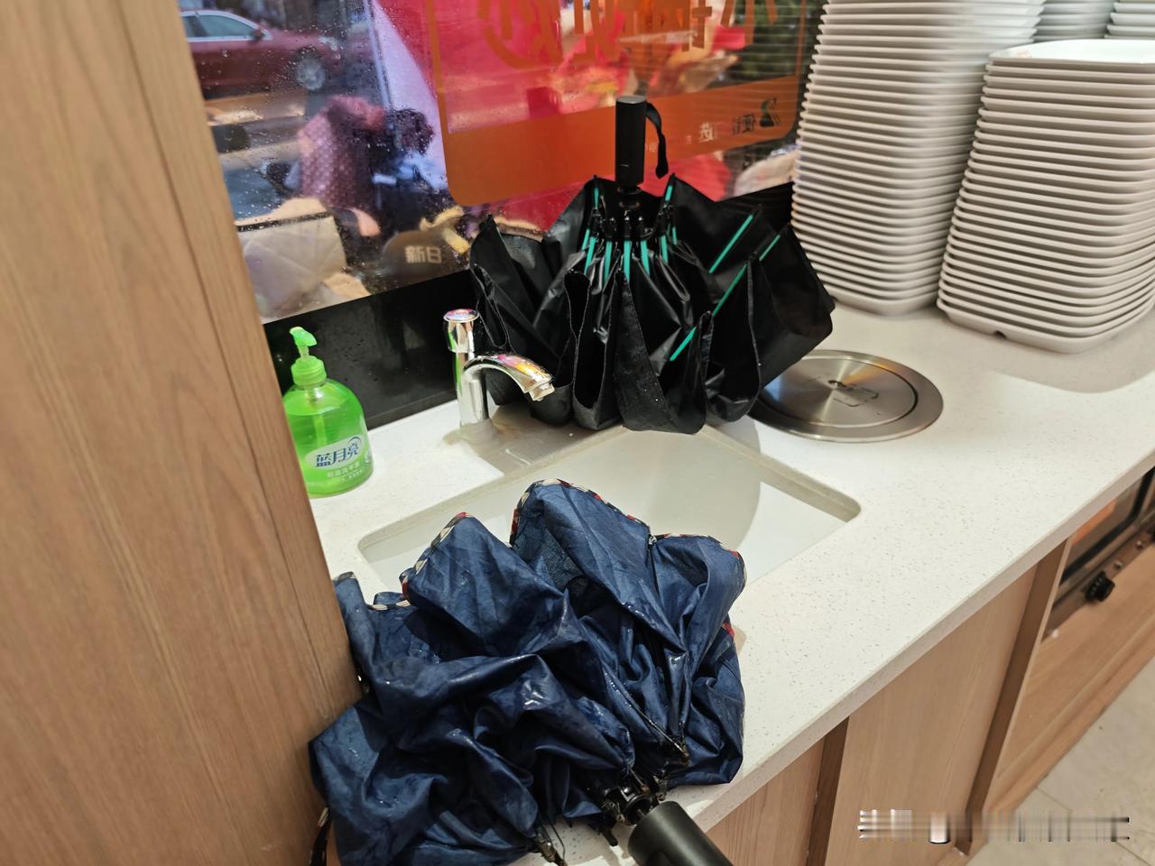 新店装修，设计的时候，在入门的地方还是应该考虑一下这个客人与间的置放的问题。
要