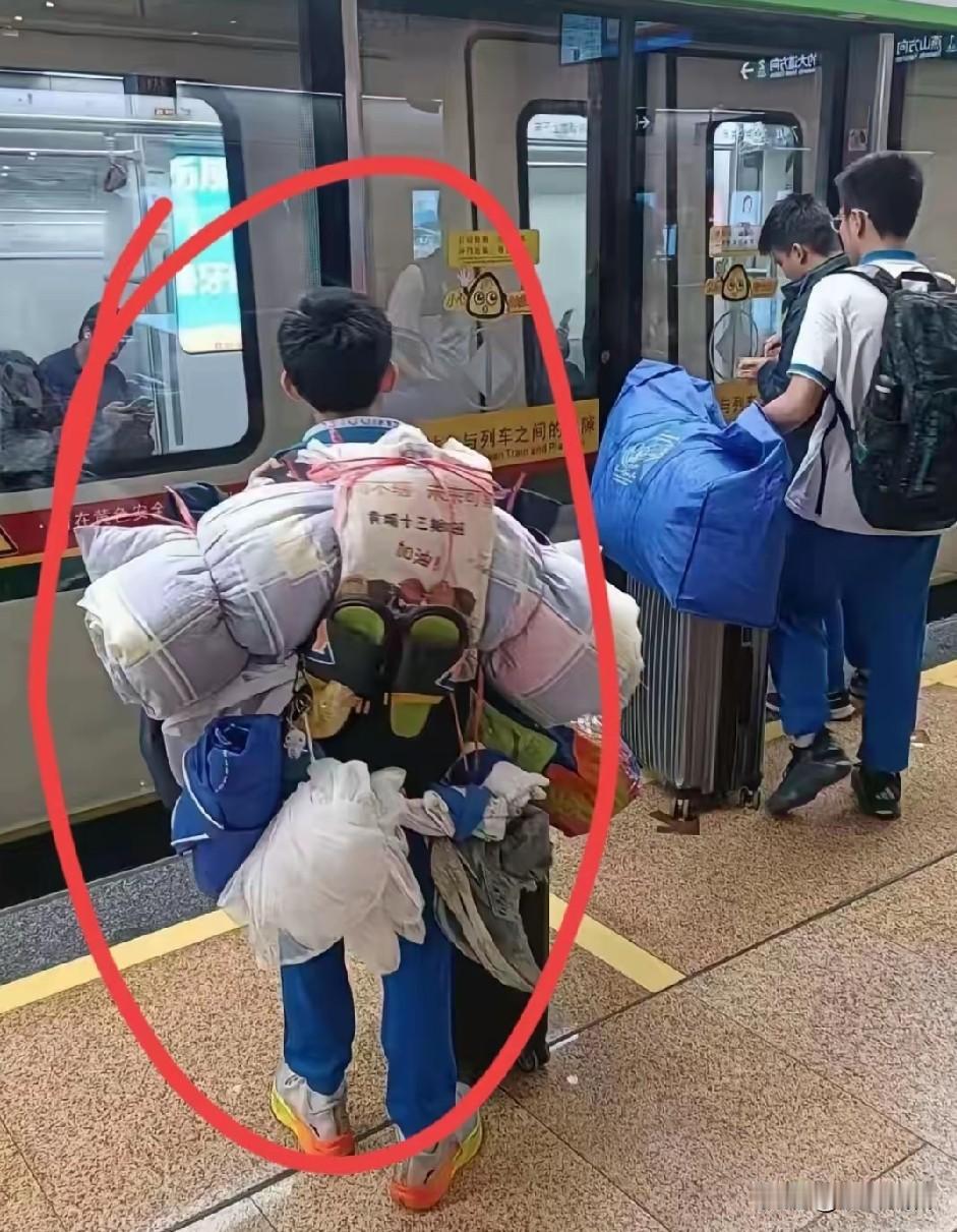 富人家的孩子早就专车接走了。
这位小男孩懂得父母挣钱不容易，放假了记得把日常在宿