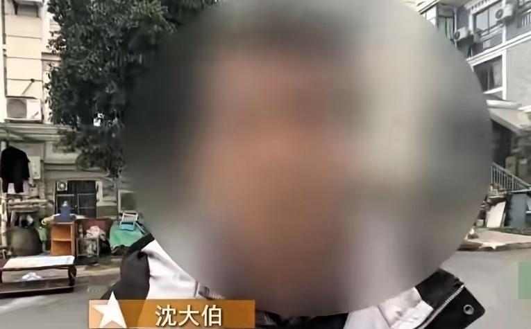 浙江杭州，一大爷带着孙子在楼下玩，一起玩的还有邻居7岁的女儿。天黑了下来，有些冷