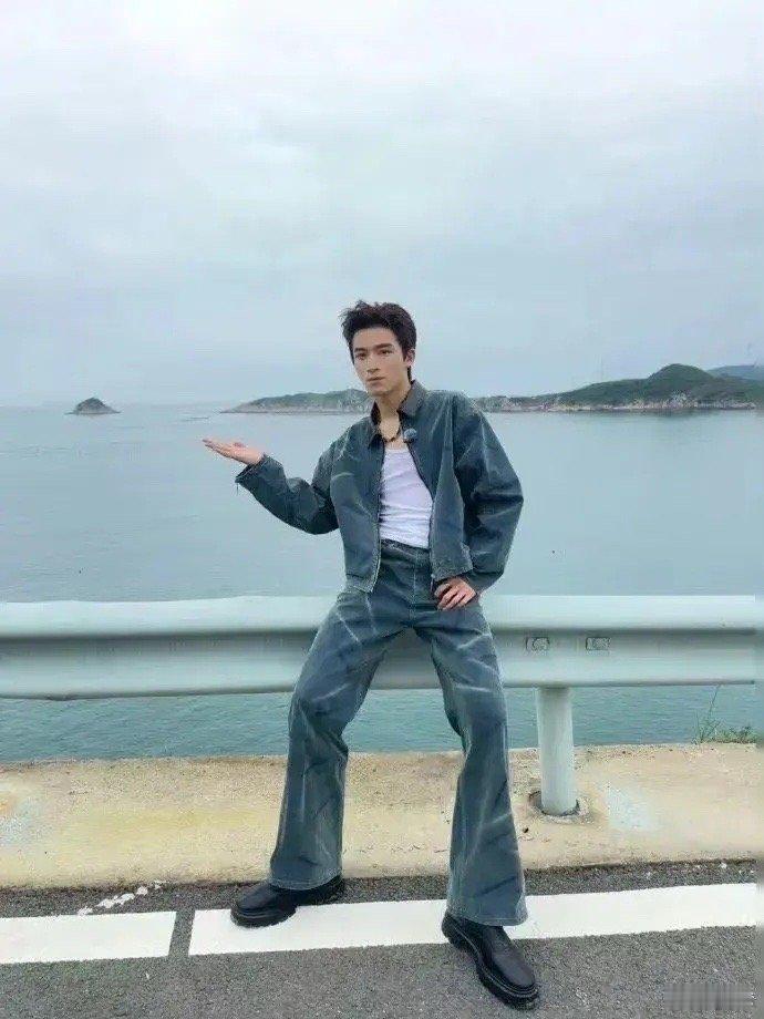 于正累死了…早上刚骂完狗仔，逼得异性演员见面都不敢说话。下午又澄清王星越和周也的