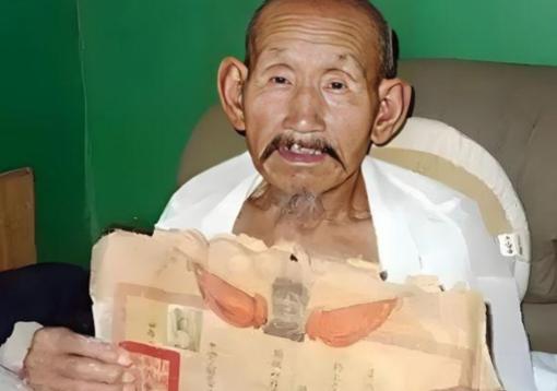 1994年，河南一73岁老农欠债不还，法院人员上门时，他害怕的躲了起来，让人没想