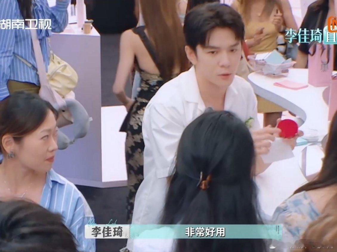 李佳琦一上手顾客就下单李佳琦的含金量还在上升，李佳琦一出手，就想让人下单到底是怎