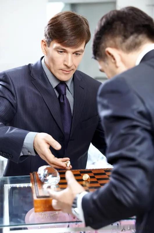 真正的投资人，应该是懂的博弈论的人。投资本质就是投人，那就懂人性。《隐藏的博弈》