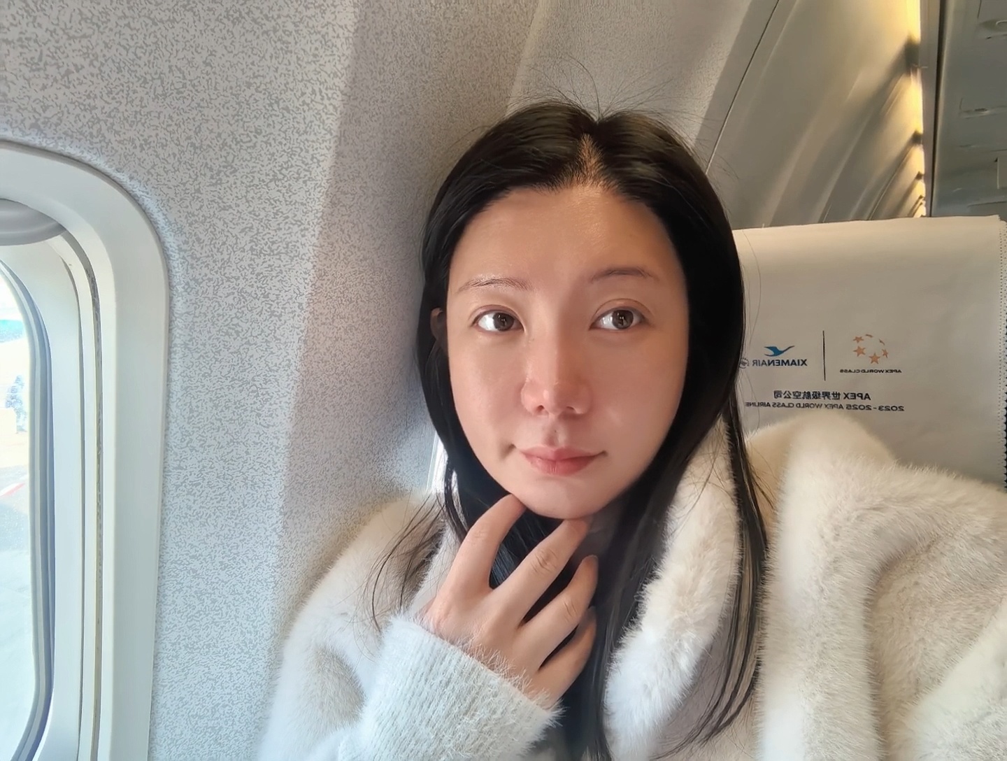 我发现我被厦门航空欺骗了！我今天到G25柜台更换座位，我在 42 要换到 41 