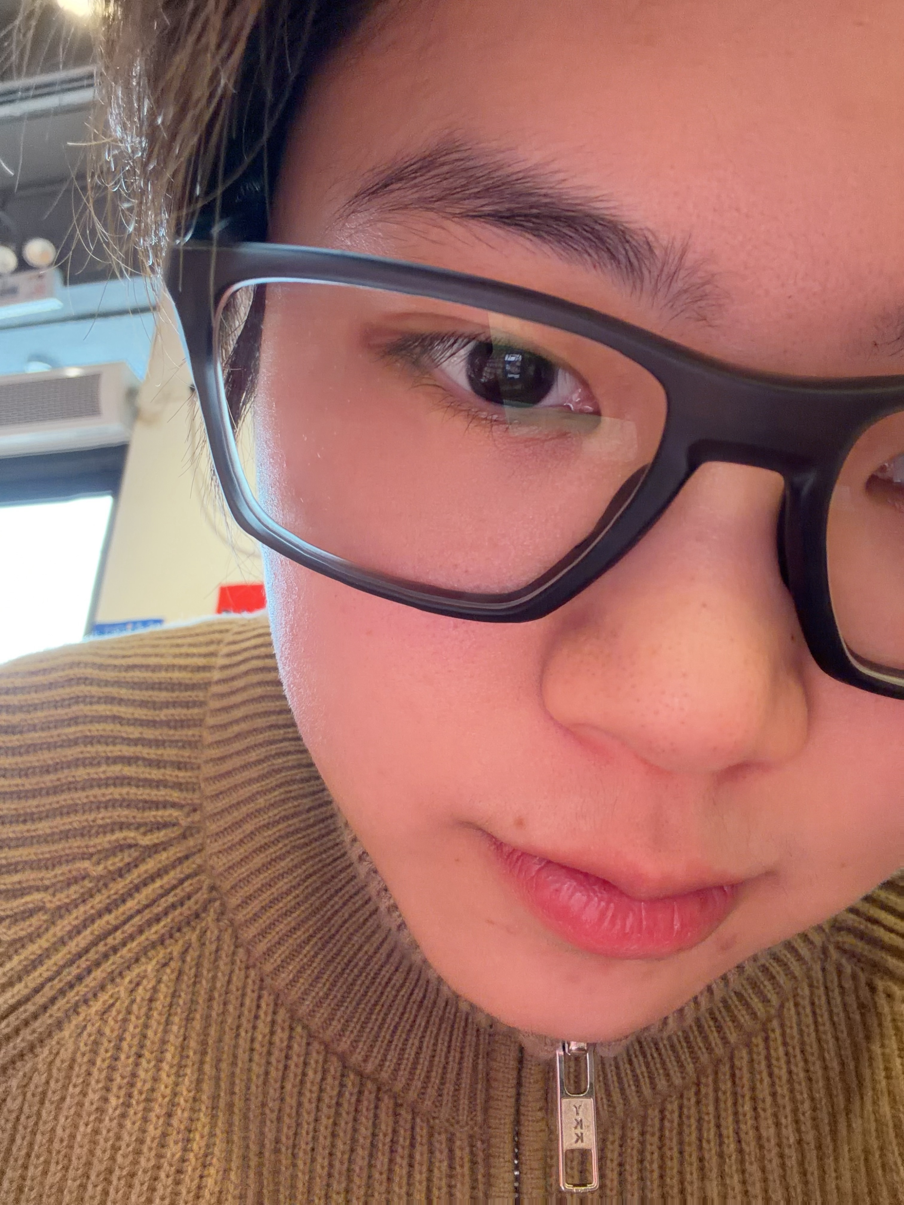 从年前等到年后也没等到Livis补货我从欧克利镜框里找了个平替磨砂黑用的依视路第