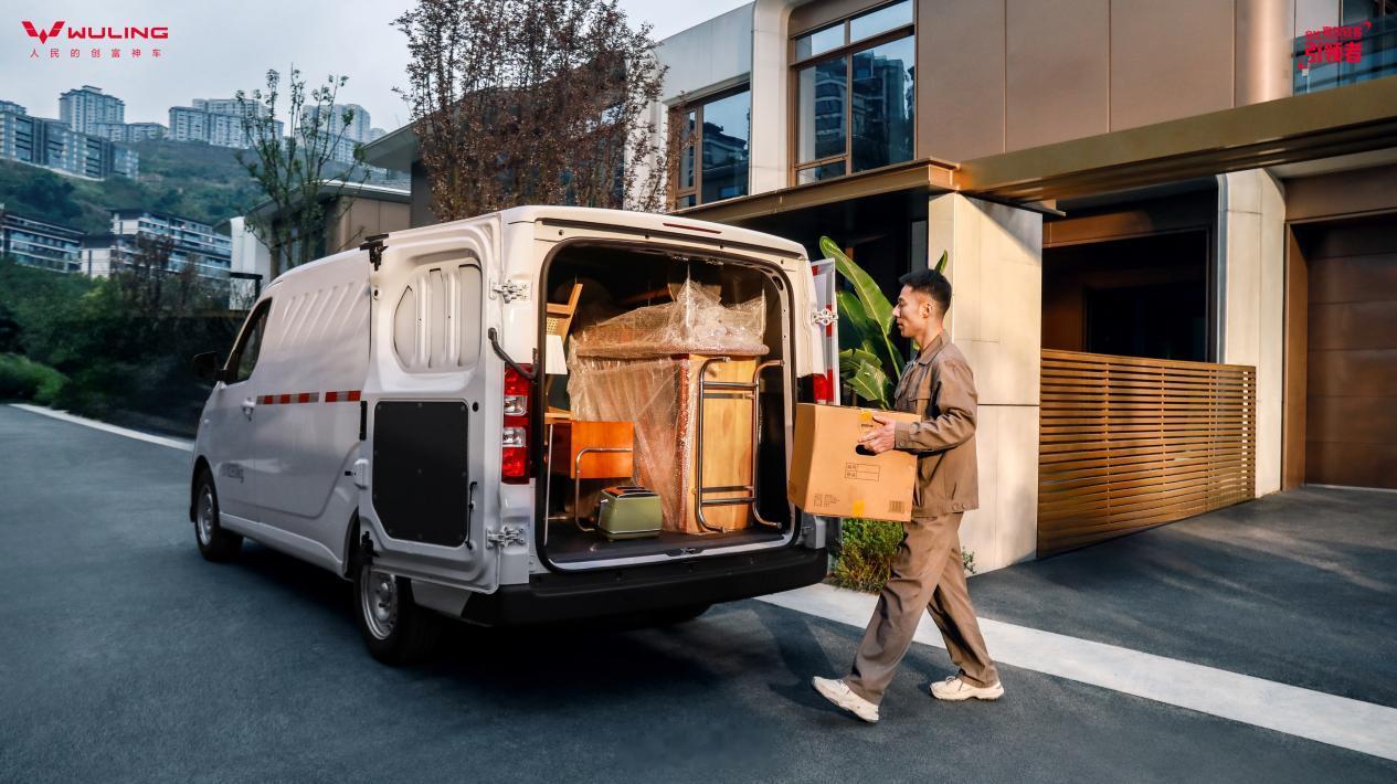 4月13日，2026款五菱新能源轻客——五菱扬光正式上市，限时一口价6.98万元