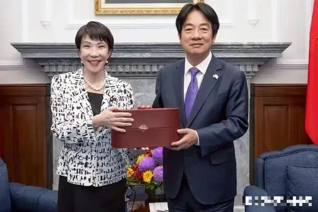 日本政要拜鬼不是新闻，被殖民者后代跟着下跪才是！
8月15日，日本战败投降81周