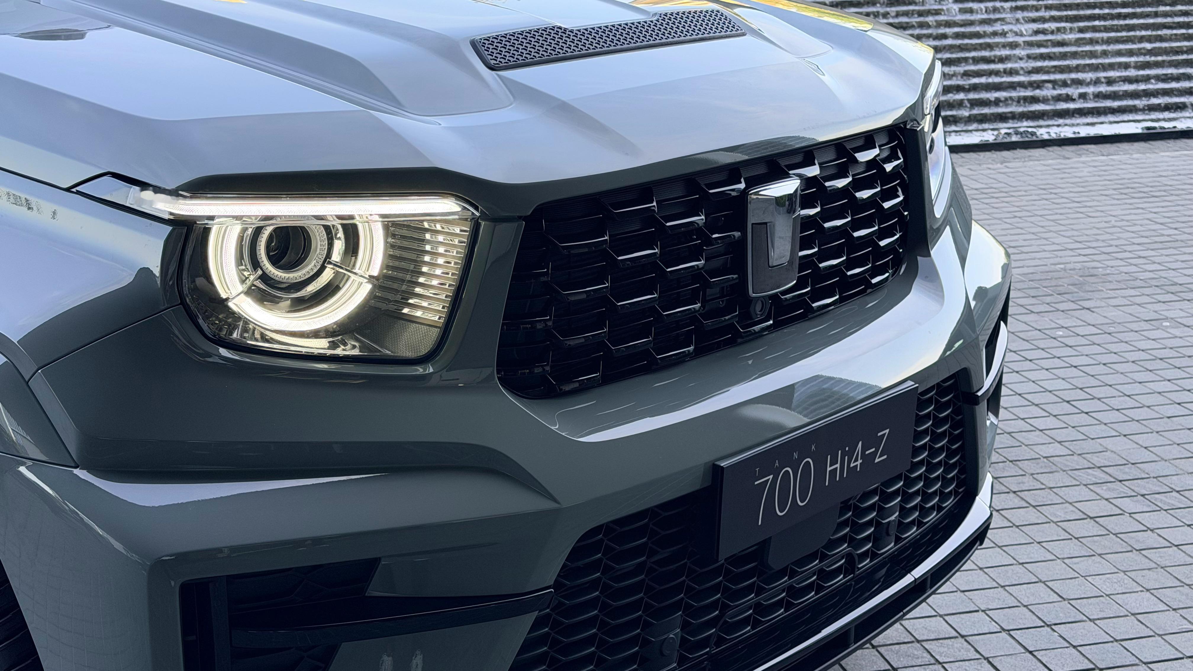 坦克700今晚上市，之前预售价43.8万起，看看今天价格咋样。这次改款的外观真的