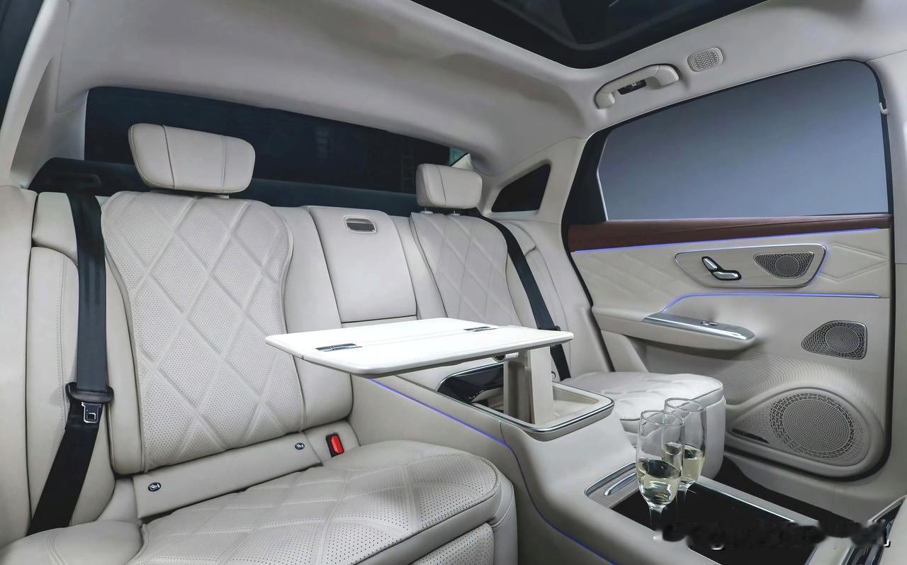 一台配置高的离谱，而且价格便宜的离谱，但注定销售惨淡的车。
奇瑞风云A9L四座版