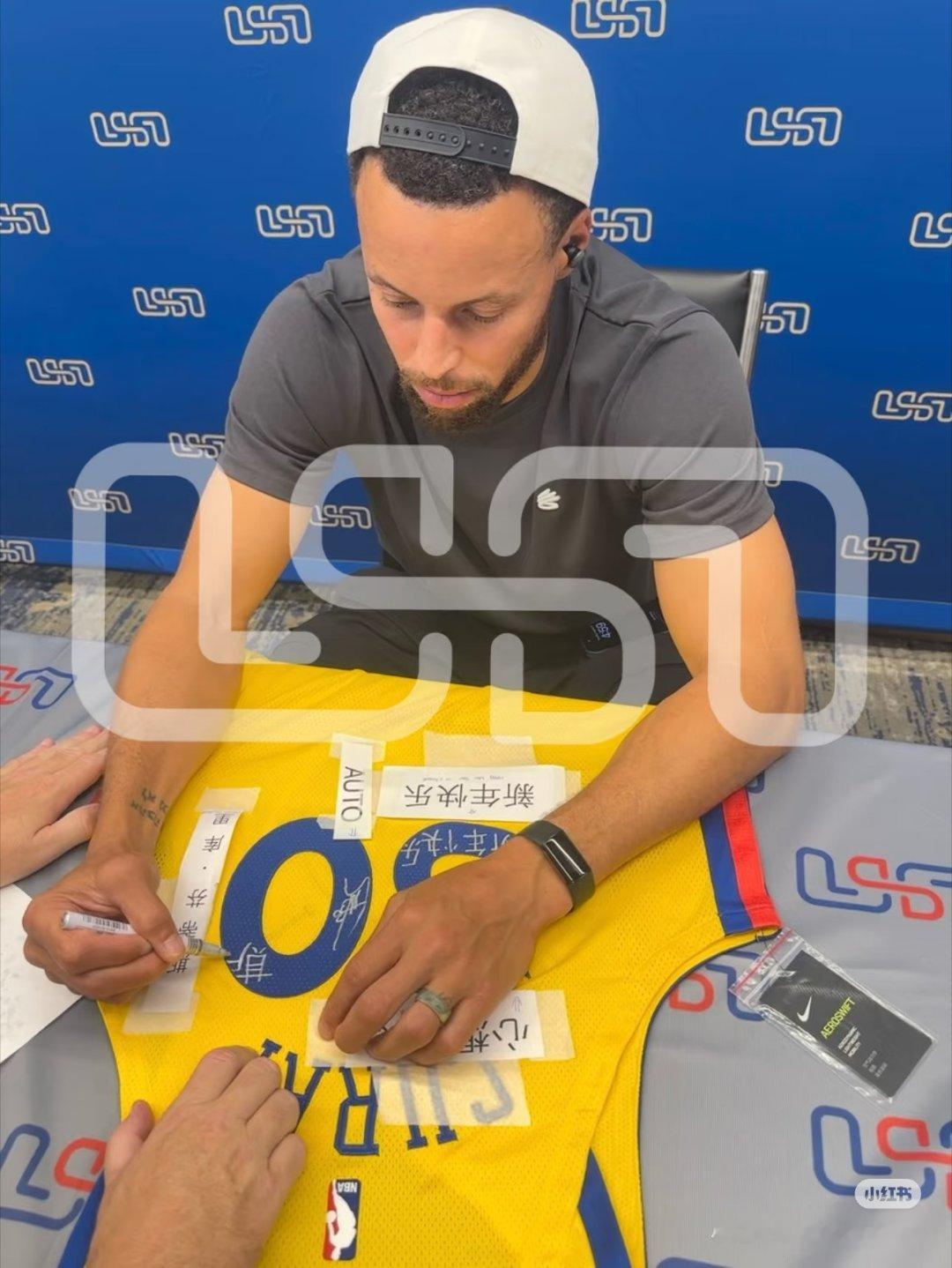 这也太离谱了，让库里签汉字，库里签一个这个别的能签20个了吧，就当是收费练字了库