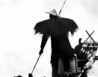 1942年，渔民陈根土载着16名日军驶向衢江暗礁。船行至江心，他突然哈哈大笑，纵