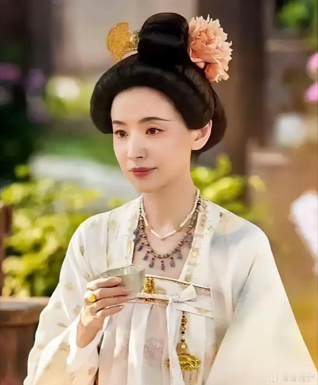 《国色芳华》这才是冯小姨第1次见面就认何惟芳为外甥媳妇的真 相在蒋长扬和何惟芳的