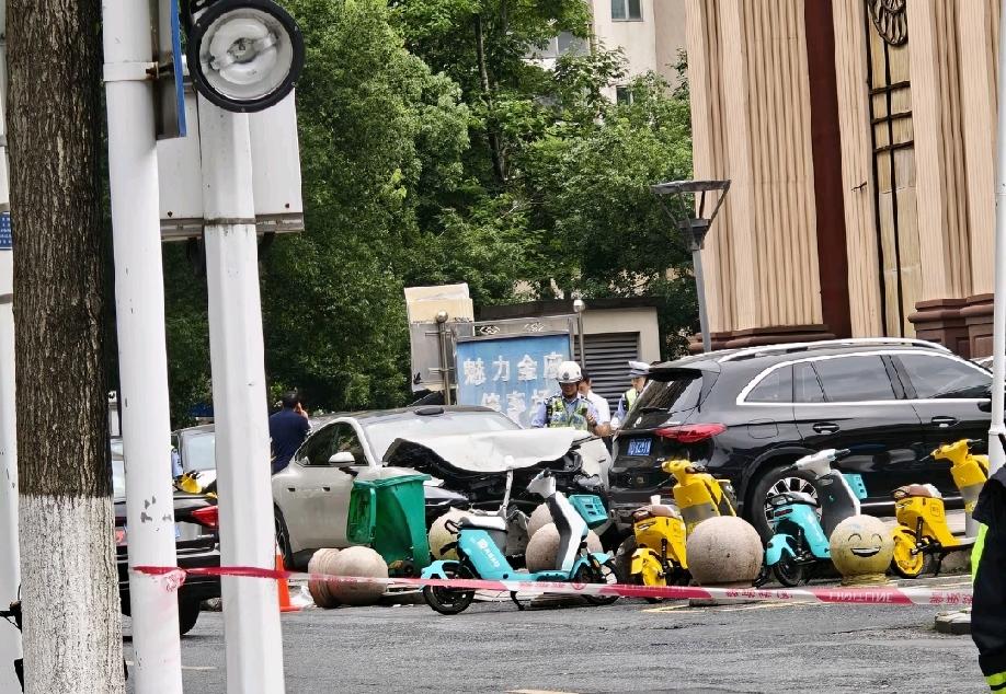 网上流出的一段交通事故现场的视频画面。据说事发地在浙江绍兴，有路人受伤，伤者已经