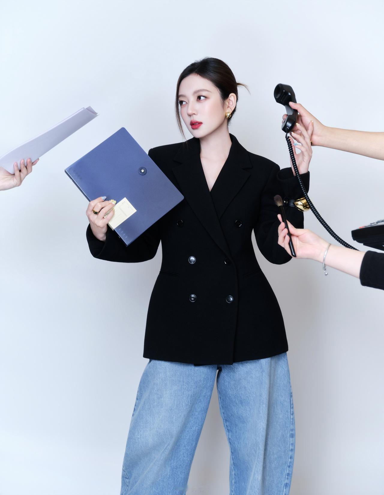 何瑞贤画报，冷艳迷人的职场御姐！