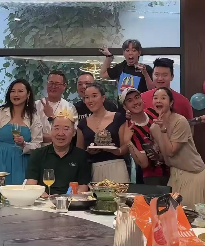 英达这下笑不出来了，不是他又离婚了，而是他办66岁寿宴，大儿子巴图没到场，2个孙