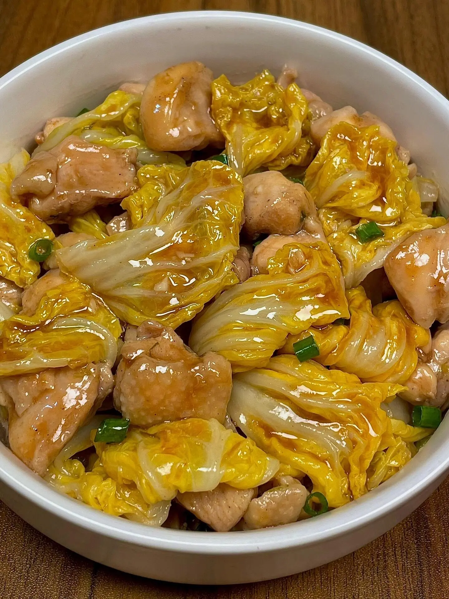 肌肉这么做真的绝了。鸡腿炖娃娃菜，好香好好吃哦创
鸡腿肉鲜嫩可口，加上鲜甜的白菜！
酱汁拌米饭，我可以吃三大碗，连汤汁都不剩。
食材：娃娃菜 鸡腿葱蒜
敬
做法：如图所示！